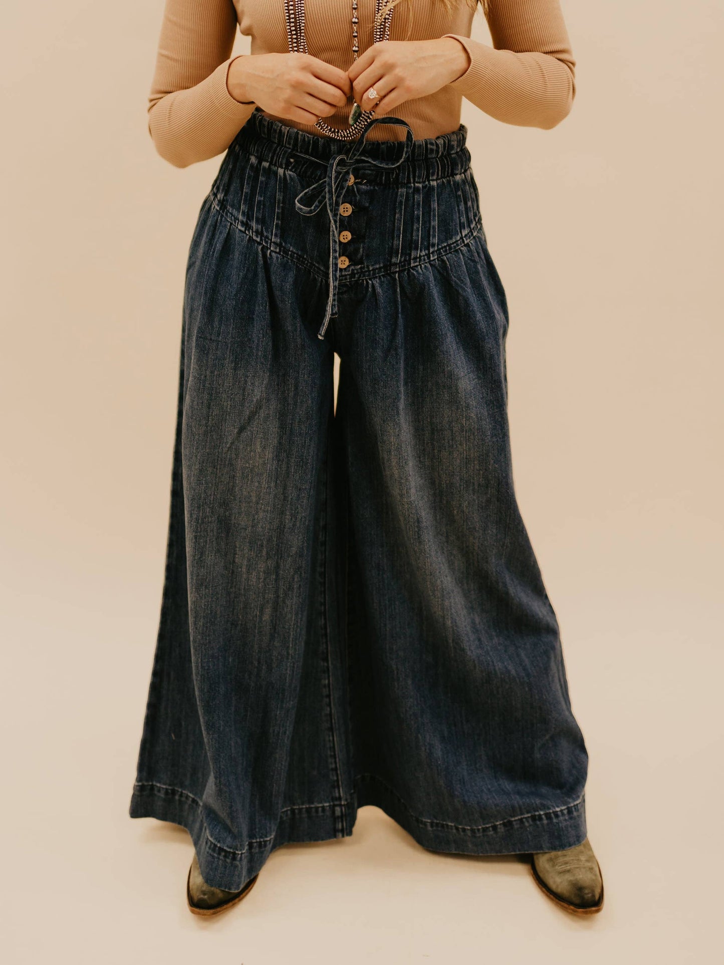 Rosa Clothing - Effortlessly Chic High-Waist Wide-Leg Jeans