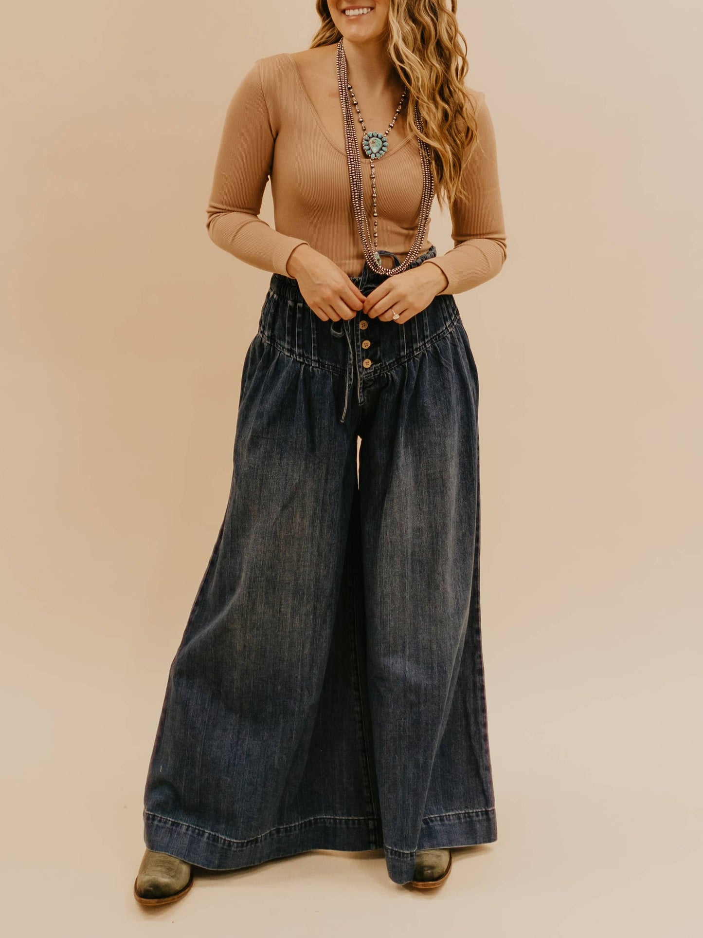 Rosa Clothing - Effortlessly Chic High-Waist Wide-Leg Jeans